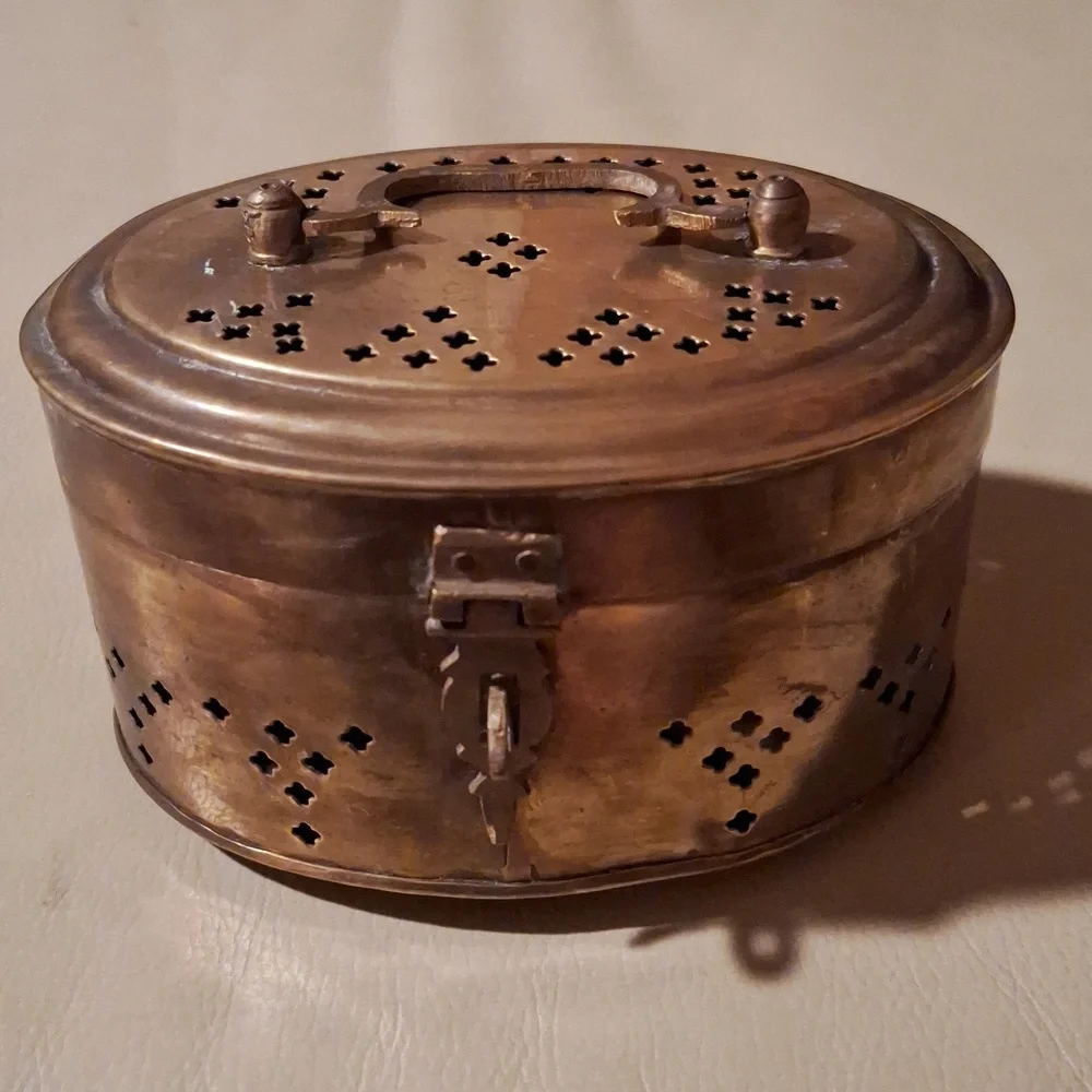 Vintage brass cricket box top handle pierced sides hinged lid decor - Picture 2 of 15